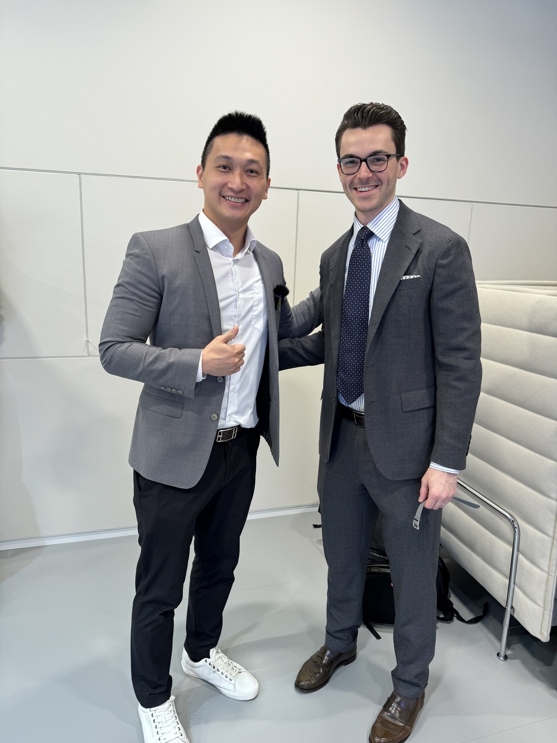 大西門鐘錶第二代店長蕭聖漢與美國鐘錶評測 YouTuber Teddy Baldassarre 在展場合影